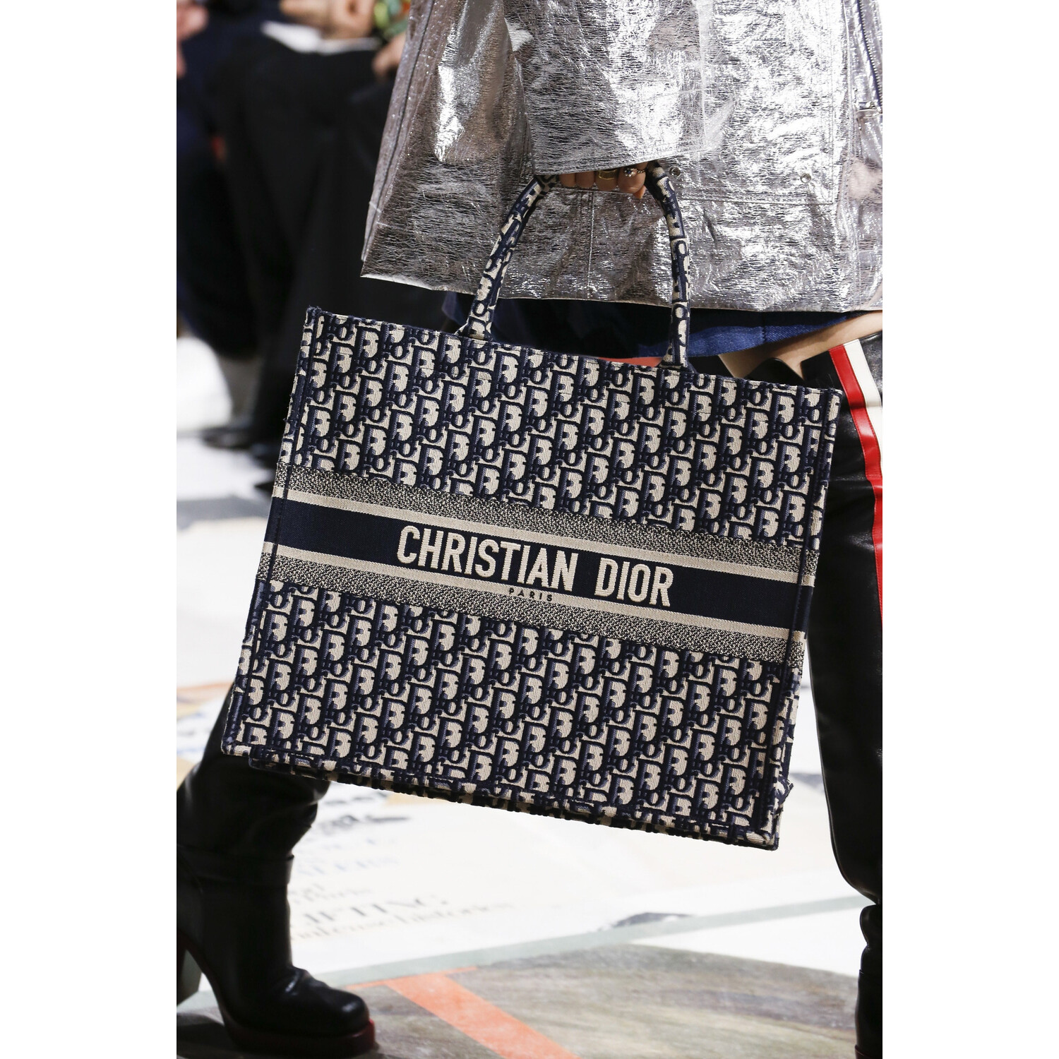 Фото Details Christian Dior , Details Dior Fall 2018 Ready-to-Wear , Детали показа Кристиан Диор , Детали показа Диор осень зима 2018 , Fashion show , неделя моды в Париже , PFW , Мария Грация Кьюри , Mainstyles